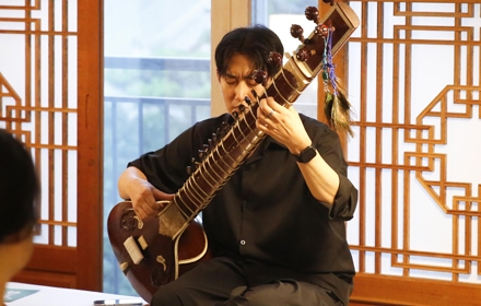 Mysteries Woven by Stringes, Sitar - with Sitarist Han Saembawy / 6.26 (WED) 19:30 Hayanjip 2nd Floor 섬네일 파일